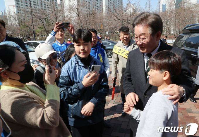 [사진] 시민들과 셀카 찍는 이재명 대표