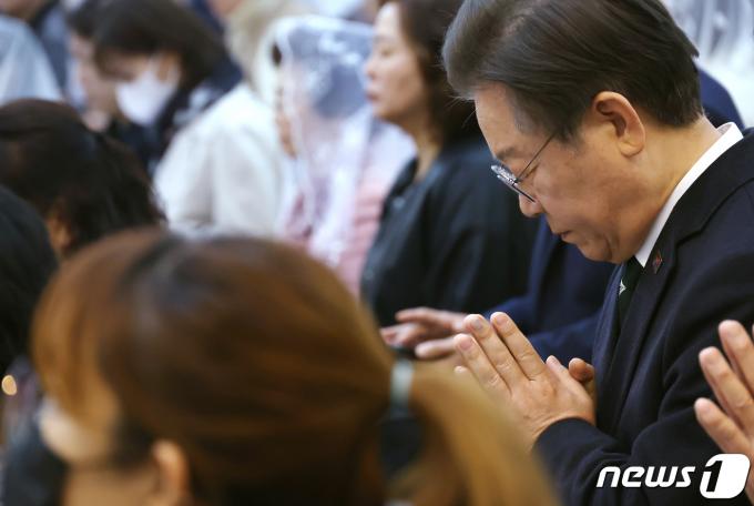 [사진] 부활절 미사 드리는 이재명 대표