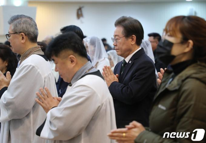 [사진] 부활절 미사 드리는 이재명 대표