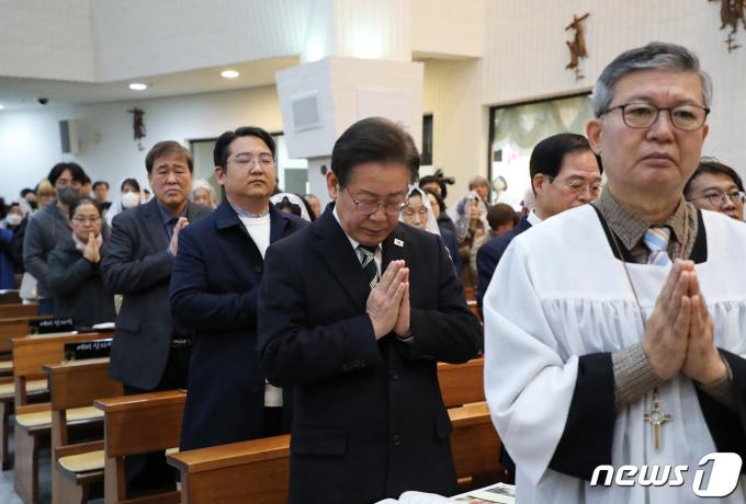 [사진] 부활절 미사 참석한 이재명 대표