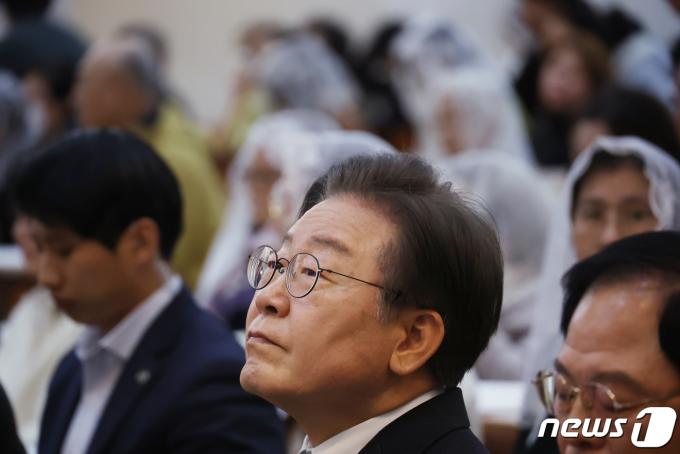 [사진] 부활절 미사 참석한 미재명 대표