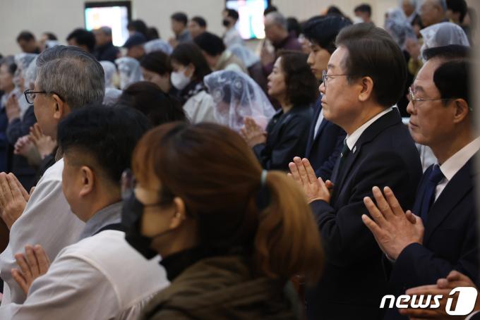 [사진] 부활정 미사 나선 이재명 대표