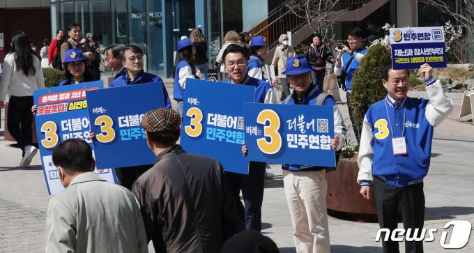[사진] 거리 인사 나선 더불어민주연합