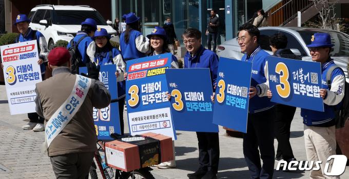 [사진] 거리 인사 나선 더불어민주연합