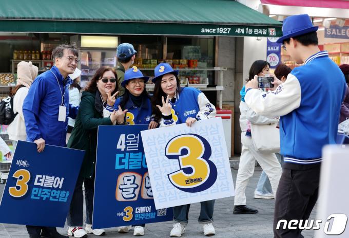 [사진] 더불어민주연합 거리인사
