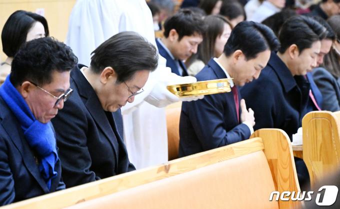 [사진] 부활절 예배 찾은 이재명·원희룡