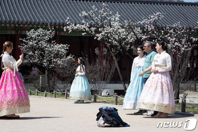 [사진] 포근한 봄날씨에 외투는 벗어두고