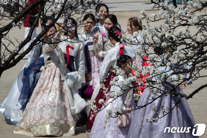[사진] '봄꽃아래'