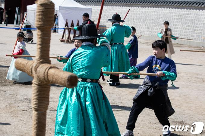 [사진] 갑사 취재 체험하는 어린이들