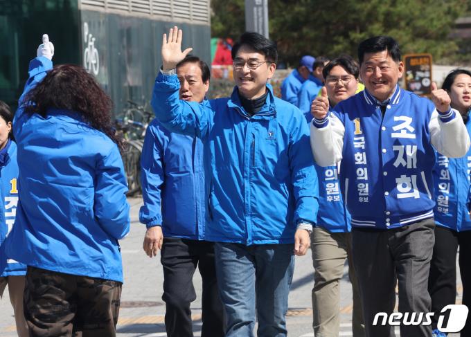 박용진 더불어민주당 의원이 31일 서울 송파구 올림픽공원역 인근에서 조재희 송파갑 후보 지원 유세에 나서고 있다. 2024.3.31/뉴스1 ⓒ News1 송원영 기자
