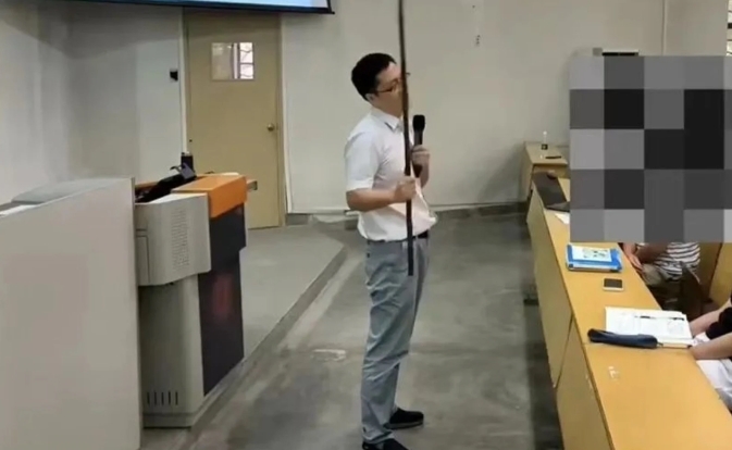 중국의 한 명문대학 강사의 부적절한 발언이 논란이 되고 있다. SCMP 갈무리
