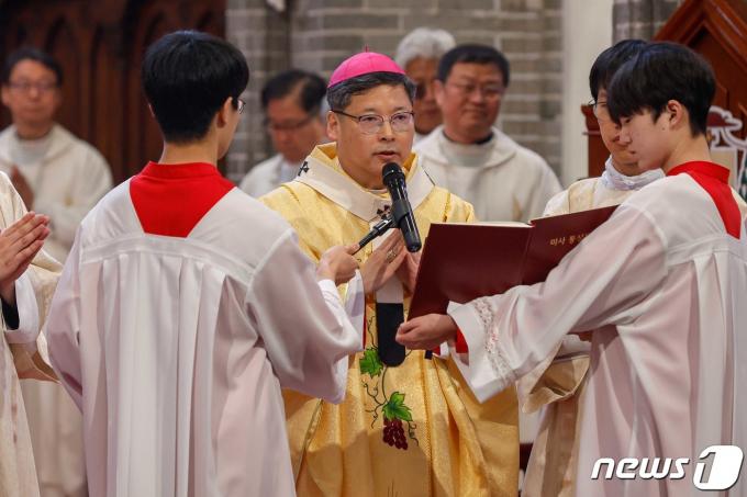 [사진] 정순택 대주교 '주님 부활대축일'