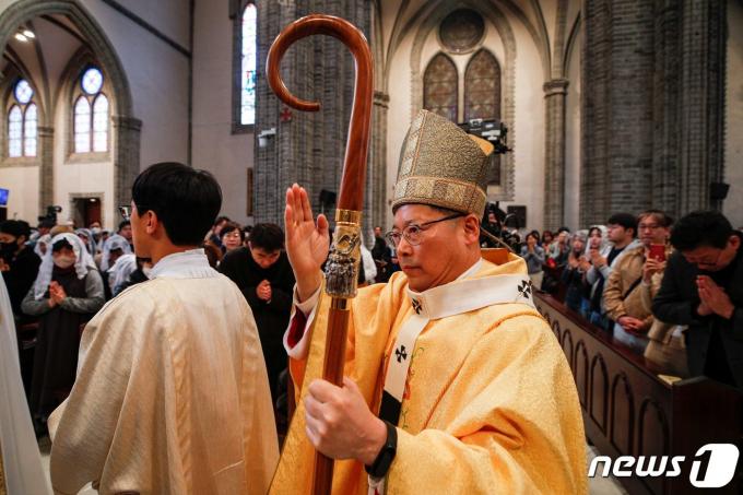 [사진] 부활절 미사 입장하는 정순택 대주교