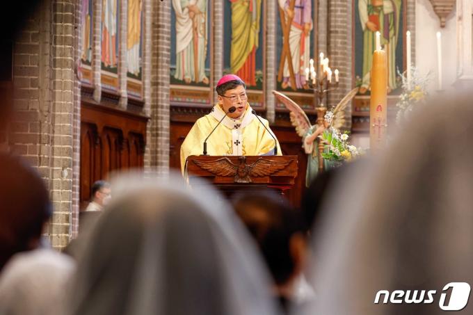 [사진] 부활대축일 미사 집전하는 정순택 대주교