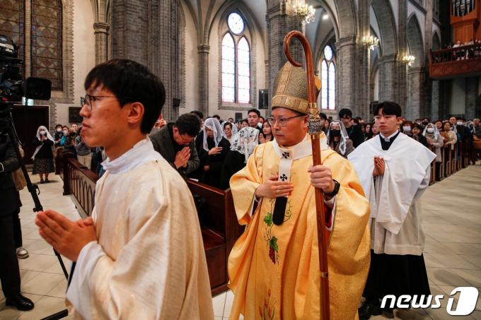 [사진] 미사 입장하는 정순택 대주교