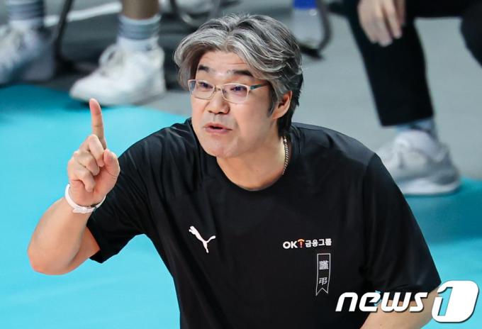 OK금융그룹의 오기노 마사지 감독. 2024.1.10/뉴스1 ⓒ News1 김도우 기자
