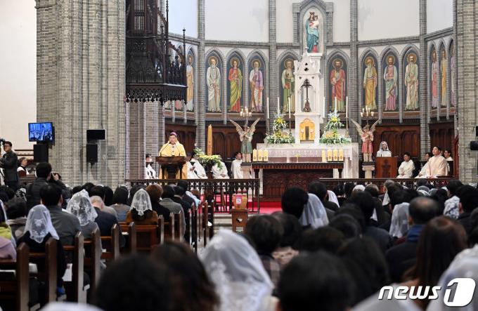 [사진] 주님 부활대축일 미사 집전하는 정순택 대주교