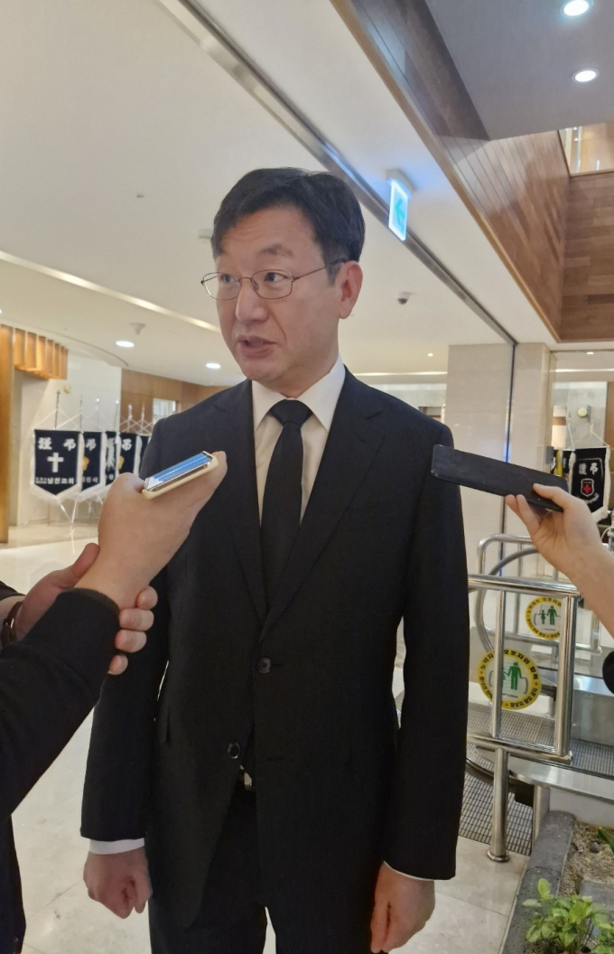 태윤 정책실장이 31일 오후 서울 서대문구 연세 세브란스 장례식장에 마련된 故조석래 효성그룹 명예회장 빈소를 조문한 뒤 기자들과 만나 질문에 답변하고 있다. / 사진=뉴스1 박주평 기자 