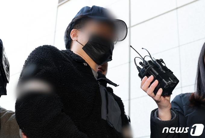 전국 사전투표소 및 개표소에 불법카메라를 설치한 40대 남성 유튜버 A씨가 31일 오후 인천 미추홀구 인천지방법원에서 열린 구속 전 피의자심문(영장실질심사)에 출석하고 있다. 2024.3.31/뉴스1 ⓒ News1 이동해 기자