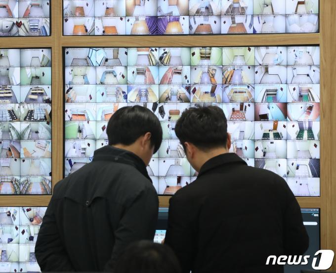 29일 오전 경기 과천시 중앙선거관리위원회 선거종합상황실에서 관계자들이 시범 운영 중인 관내사전투표함 및 우편투표함 보관장소 CCTV를 살펴보고 있다. 2024.3.29/뉴스1 ⓒ News1 김영운 기자