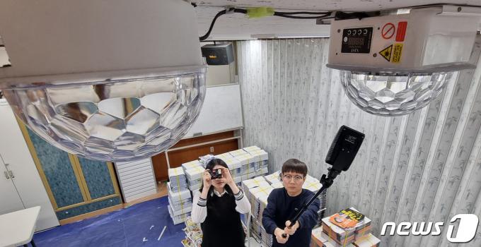 22대 국회의원 총선거를 앞두고 경남 양산과 인천의 사전투표소 9곳에서 불법 카메라가 발견돼 경찰이 조사를 벌이고 있는 가운데 29일 대전 서구 갈마2동 행정복지센터에 설치될 사전투표소에서 서구청 직원들이 불법 카메라 탐지기계로 점검하고 있다. 2024.3.29/뉴스1 ⓒ News1 김기태 기자