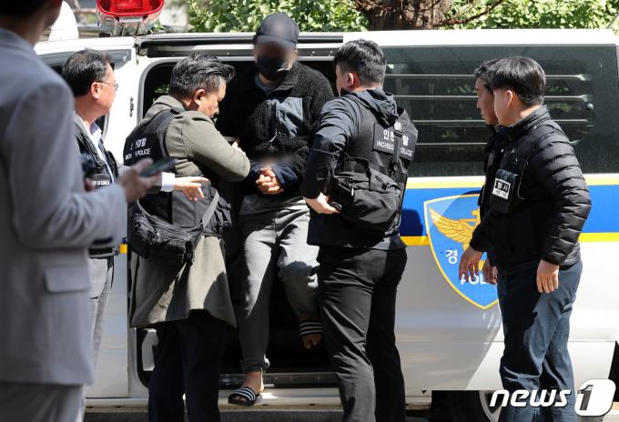 전국 사전투표소 및 개표소에 불법카메라를 설치한 40대 남성 유튜버 A씨가 31일 오후 인천 미추홀구 인천지방법원에서 열린 구속 전 피의자심문(영장실질심사)에 출석하고 있다. 2024.3.31/뉴스1 ⓒ News1 이동해 기자