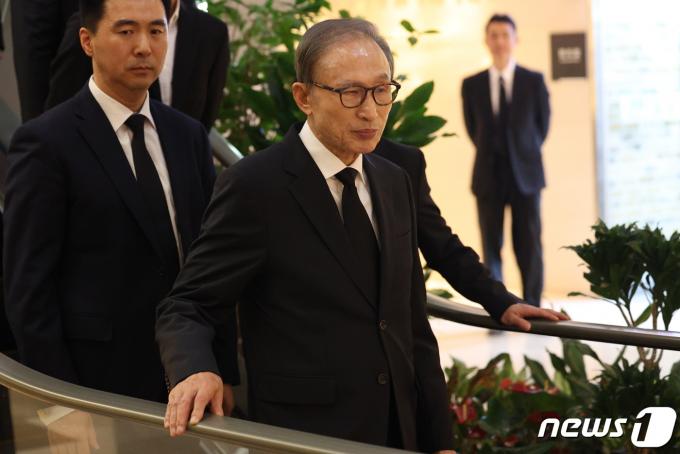 [사진] 이명박 전 대통령, 고 조석래 효성 회장 빈소 조문