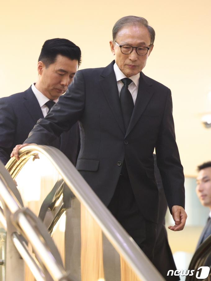 [사진] 고 조석래 회장 빈소 찾은 이명박 전 대통령