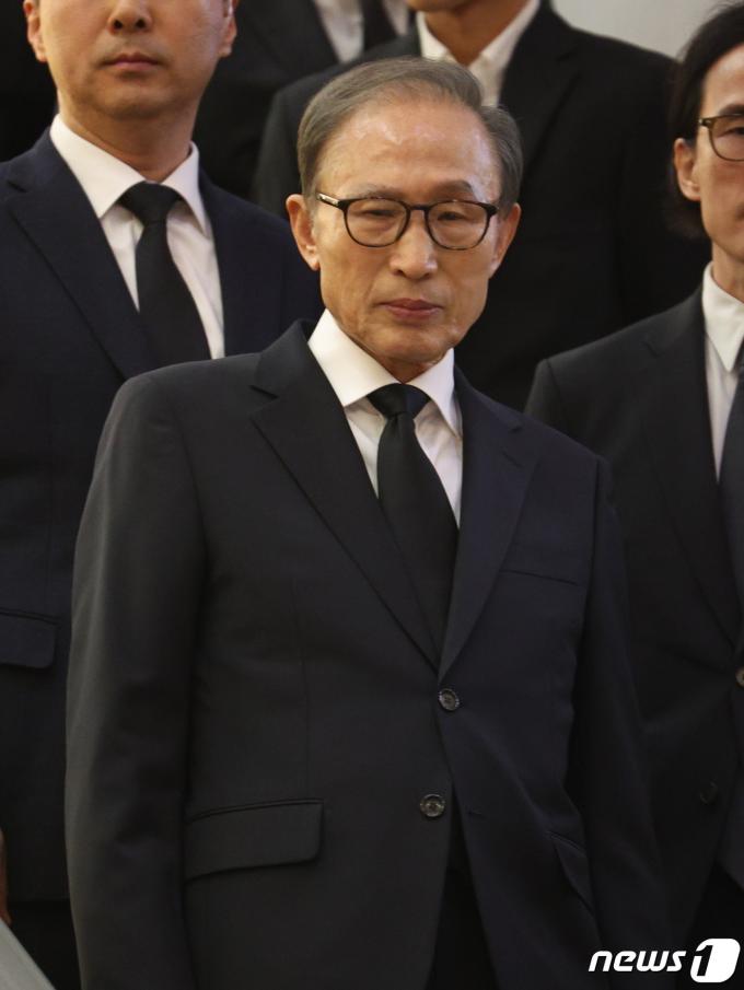 [사진] 고 조석래 회장 빈소 찾은 이명박 전 대통령