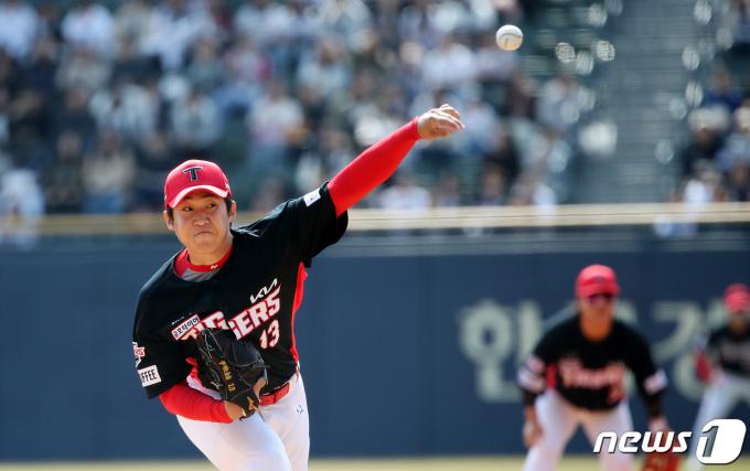 [사진] 힘껏 던지는 KIA 윤영철