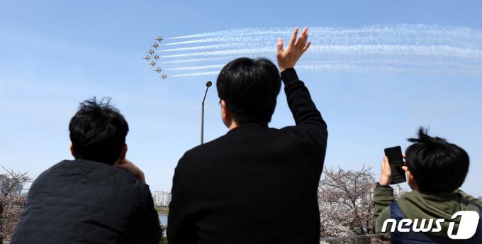 [사진] 블랙이글스, 여의도 상공에서 봄꽃축제 축하 비행