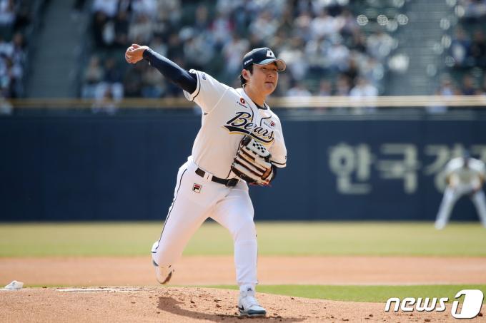 [사진] 두산 곽빈 '오늘 승리를 위해'
