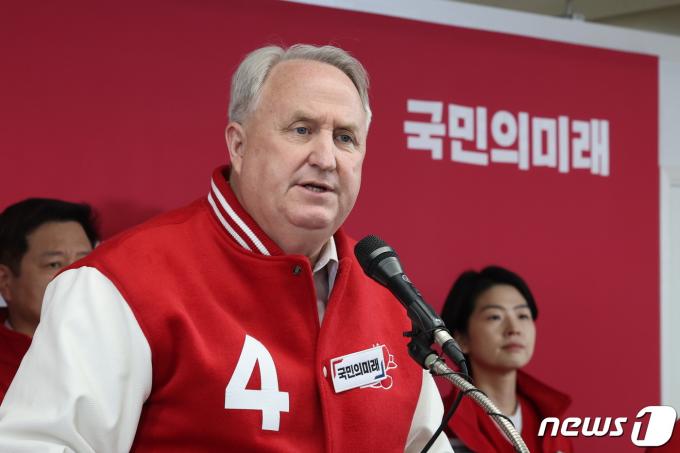 인요한 국민의미래 선거대책위원장이 31일 오후 서울 여의도 국민의힘 중앙당사에서 사전투표 독려 기자회견을 하고 있다. 2024.3.31/뉴스1 ⓒ News1 박지혜 기자