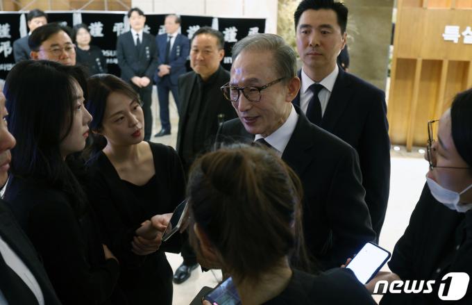 [사진] 취재진 질문 받는 이명박 전 대통령