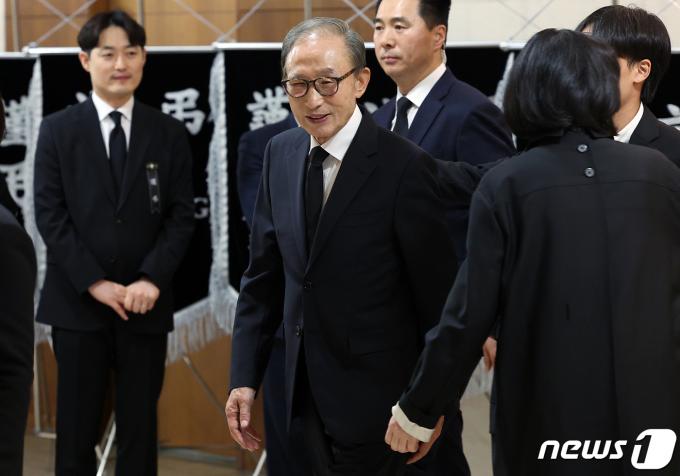 [사진] 조문 마친 이명박 전 대통령