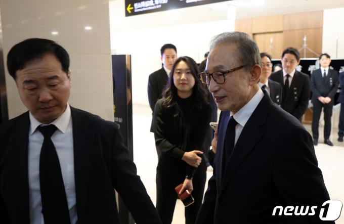 [사진] 조문 마친 이명박 전 대통령