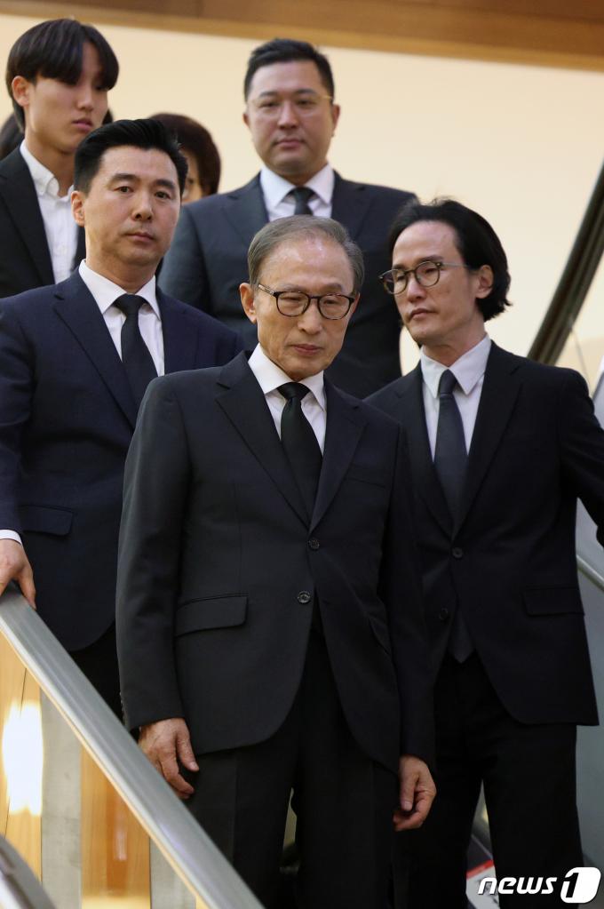 [사진] 고 조석래 명예회장 빈소 찾은 이명박 전 대통령