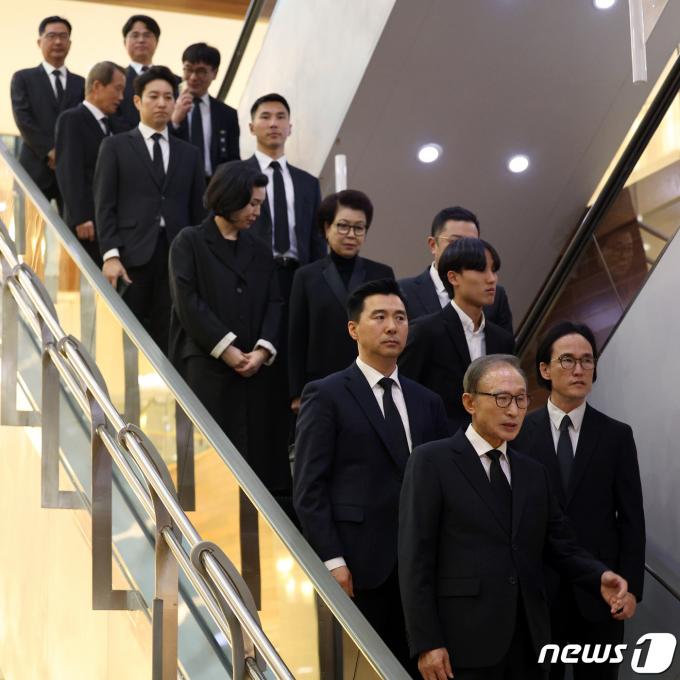 [사진] 이명박 전 대통령, 가족과 함께 고 조석래 명예회장 빈소 조문