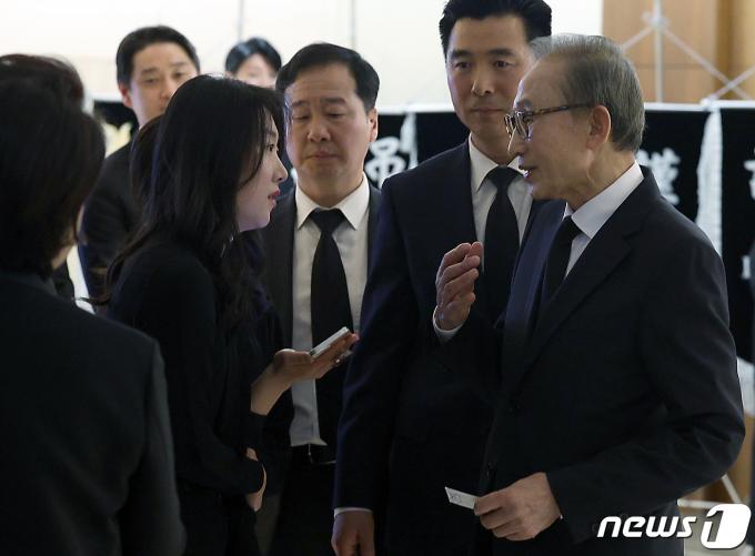 [사진] 취재진 질문 받는 이명박 전 대통령