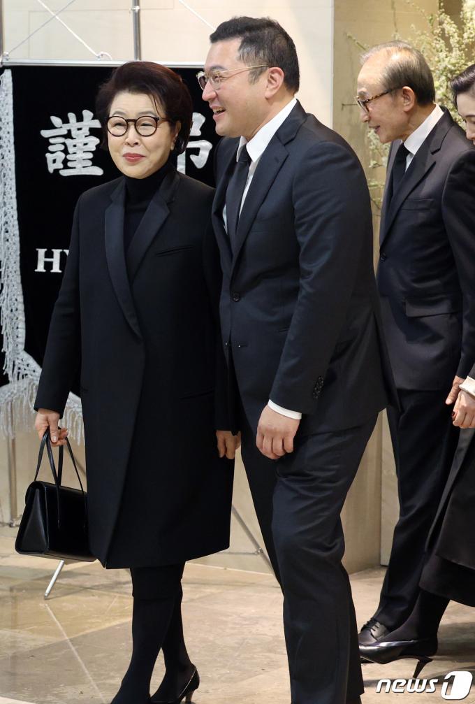 [사진] 조문 마친 이명박 전 대통령 내외와 아들 이시형 씨