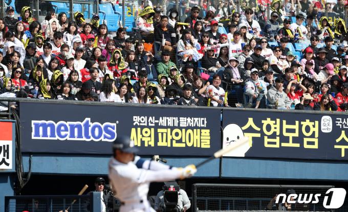 [사진] 공 하나하나에 집중하는 야구팬들