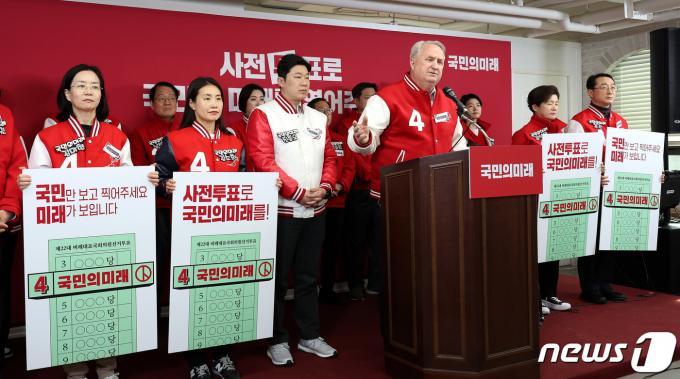 [사진] 사전투표 독려하는 인요한 선대위원장