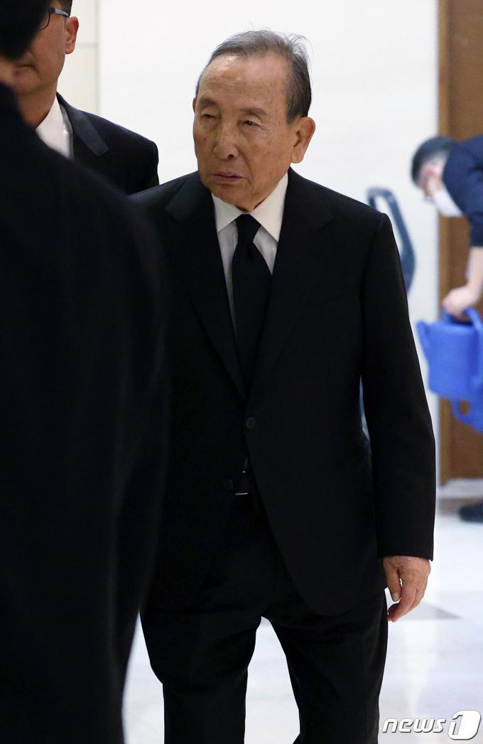 [사진] 빈소 나선 조양래 명예회장
