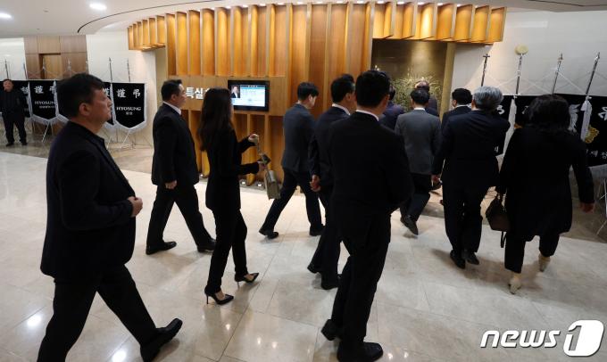 [사진] 발길 이어지는 고 조석래 명예회장 빈소