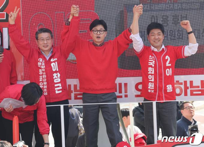 [사진] 한동훈 위원장, 이용·이창근 손 잡고 유세