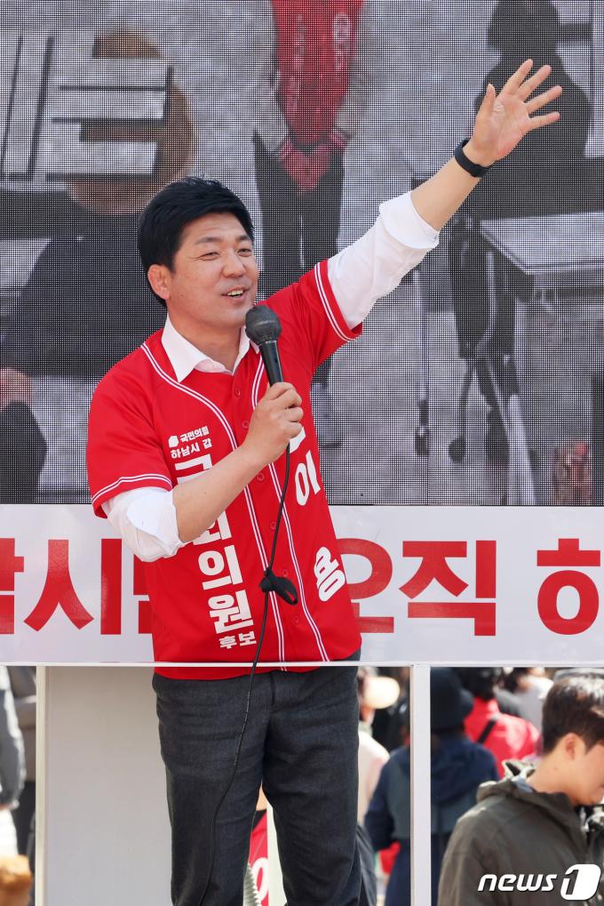 [사진] 하남 시민 향해 지지 호소하는 이용 후보