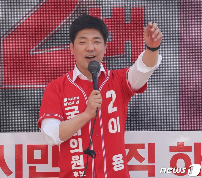 [사진] 이용 후보, 하남 시민 향해 지지 호소