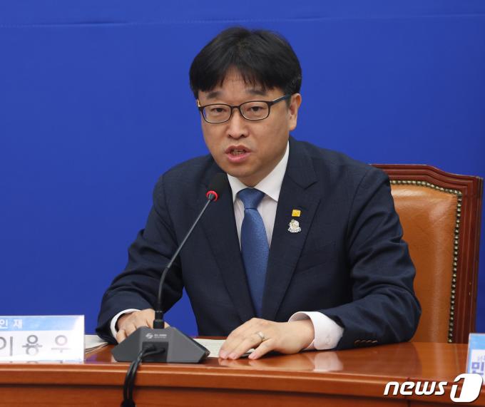 이용우 변호사가 19일 서울 여의도 국회에서 열린 23, 24, 25차 인재 영입 환영식에서 발언을 하고 있다. 2024.2.19/뉴스1 ⓒ News1 송원영 기자