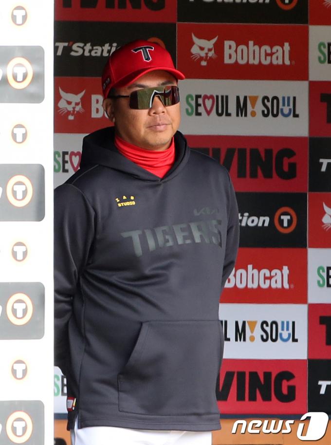[사진] 경기 지켜보는 KIA 이범호 감독