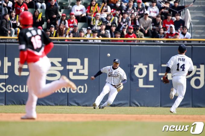 [사진] KIA 박찬호 '좌익수 앞 안타'